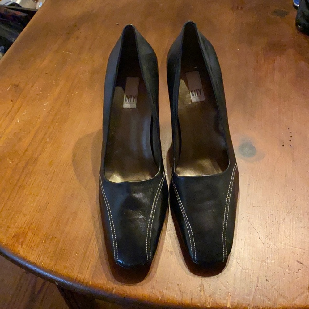 DKNY City black leather pumps
